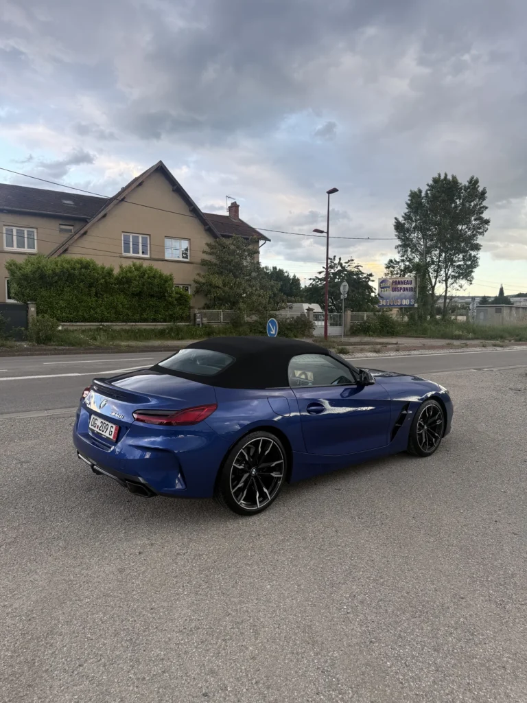 Trasera de un BMW Z4 M40i azul descapotable con la capota cerrada