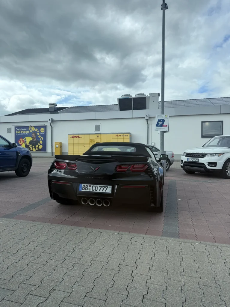 Trasera de un Chevrolet Corvette C7 descapotable negro