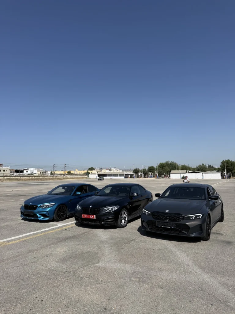 Tres BMW importados desde Alemania aparcados en fila y vistos de frente