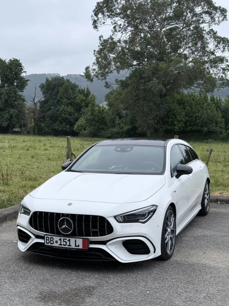 Mercedes-AMG CLA 45 S Shooting Brake blanco en vista frontal tres cuartos