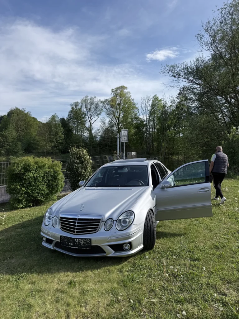Frontal de un Mercedes-AMG E63 W211 plata con la puerta abierta