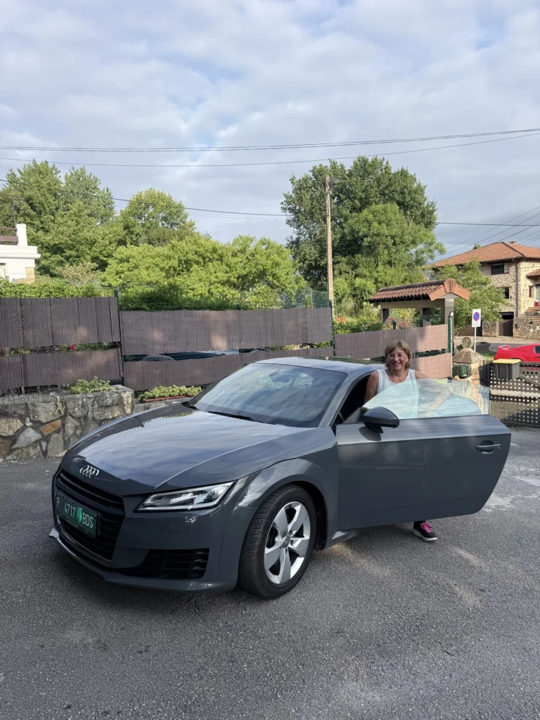 Clienta de Votton.es junto a un Audi TT gris con matrícula verde de exportación